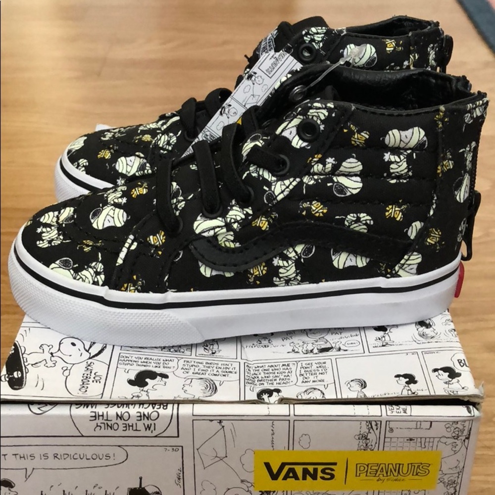 Vans Peanuts Snoopy Glow Mummies